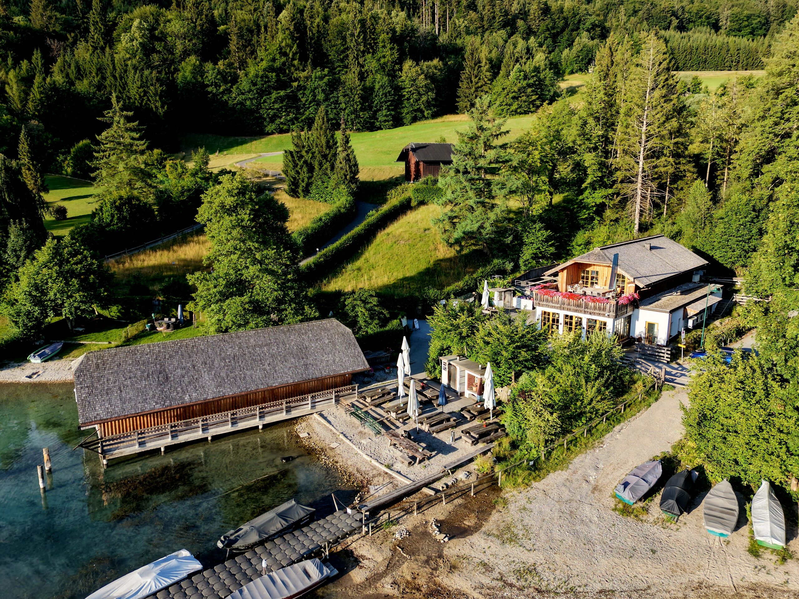Die Schlossfuschlfischerei am Fuschlsee mit Booten aus der Vogelperspektive